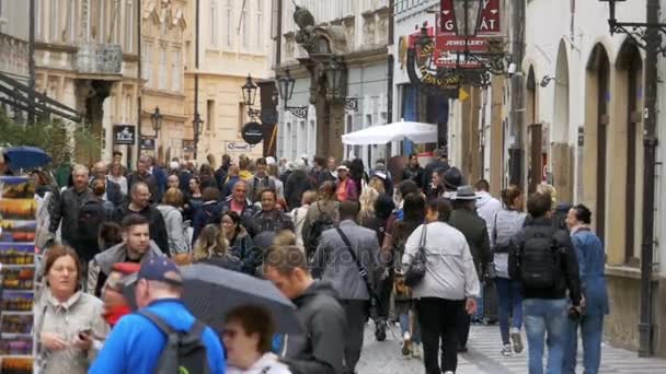 Foule de personnes marchant le long des rues de la vieille ville de Prague, République tchèque. Mouvement lent — Video