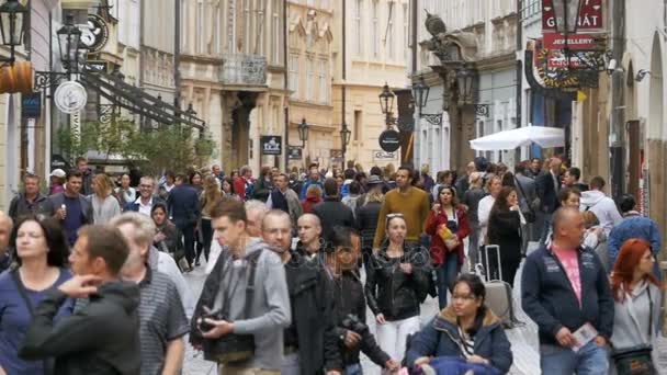 Folle di persone che camminano per le strade della città vecchia di Praga, Repubblica Ceca. Rallentatore — Video Stock