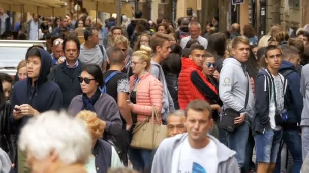 Multidão de pessoas caminhando ao longo da rua urbana da cidade velha em Praga, República Checa. Movimento lento — Vídeo de Stock