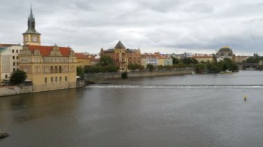Panoramik mimari binalar ve köprüler Prag Nehri Vltava yakınındaki