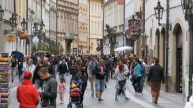 Prague, Çek Cumhuriyeti için eski şehrin sokaklarında boyunca yürüyüş turist kalabalık. Ağır çekim