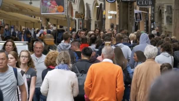 Tłum ludzi na miejskiej ulicy Starego Miasta w Pradze, Czechy. Zwolnionym tempie — Wideo stockowe