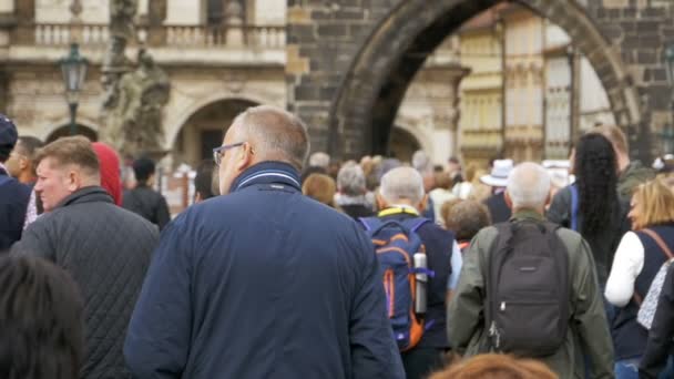Menschenmassen, die durch die urbane Straße der Altstadt in Prag, Tschechische Republik spazieren. Zeitlupe — Stockvideo