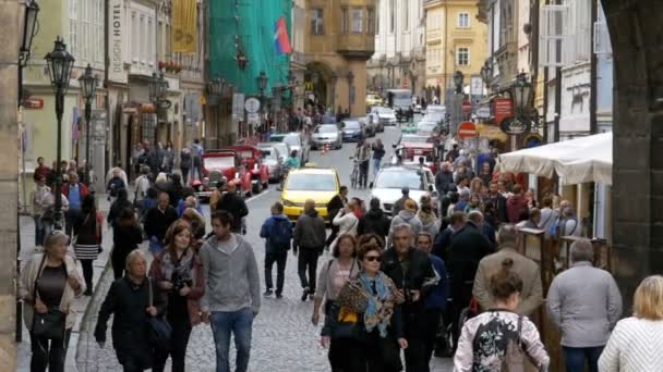 Multidão de pessoas andando pelas ruas da cidade velha em Praga, República Tcheca — Vídeo de Stock