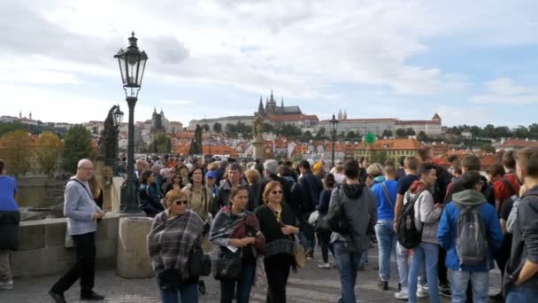 Charles Bridge, Prague, Çek Cumhuriyeti yürüyen insan kalabalığı. Ağır çekim — Stok video