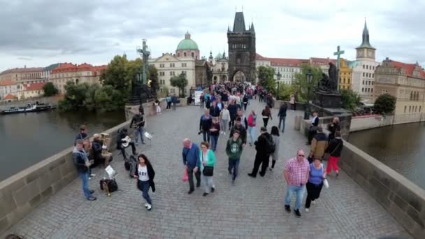 Folle di persone che camminano lungo il Ponte Carlo, Praga, Repubblica Ceca — Video Stock