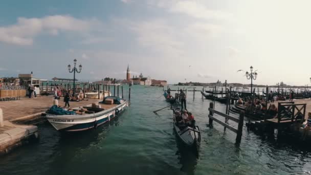 Туристы купаются на гондоле в венецианском канале, Италия . — стоковое видео