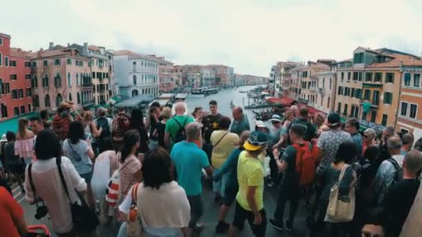Felső nézet a Velence Olaszország Grand Canal, a tömeg, az emberek a Rialto híd látképe. — Stock videók
