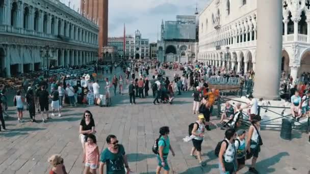 Multidão de pessoas caminhando na praça de San Marco, Veneza, Itália — Vídeo de Stock