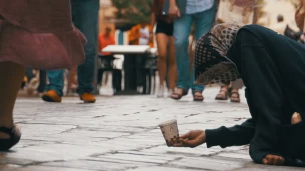 Dakloze bedelaar grootmoeder bedelen voor Alms in de straten van Venetië, Italië — Stockvideo