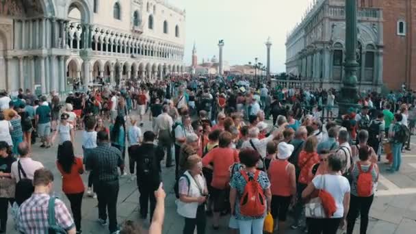 Multitud de personas caminando por la plaza de San Marcos, Venecia, Italia — Vídeos de Stock