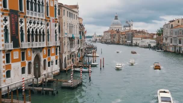 Venecia Italia Gran Canal Rutas de transporte, vista desde el puente . — Vídeos de Stock