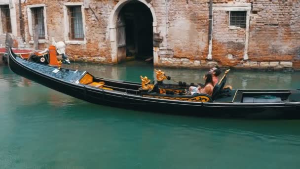 Los turistas nadan en las góndolas en el canal veneciano, Italia . — Vídeos de Stock