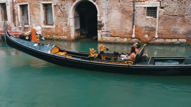 Tourists are swimming on the Gondolas in the Venetian canal, Italy. — Stock Video