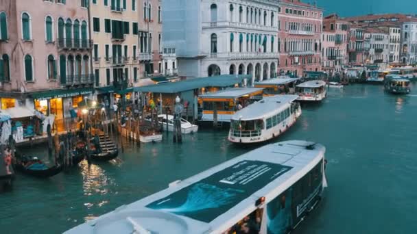 Grand Canal. Visa från Rialtobron. Venedig Italien. — Stockvideo