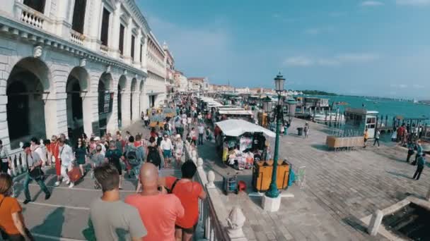 Menschenmassen gehen den Damm von Venedig, Italien entlang — Stockvideo