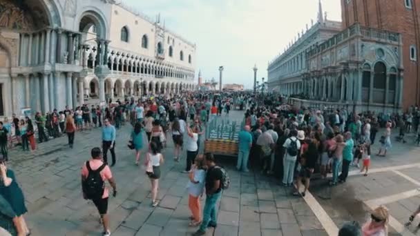 Menigte van mensen lopen op het plein van San Marco Venetië, Italië — Stockvideo