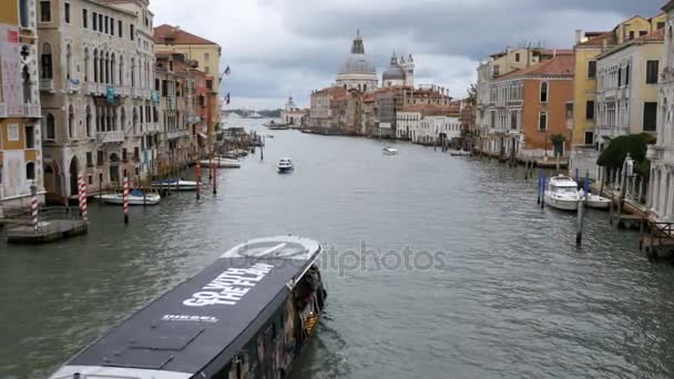Venedig Italien Grand Canal Transportrouten, Blick von der Brücke. — Stockvideo