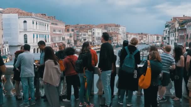 Menschenmassen auf der Rialto-Brücke blicken auf den großen Kanal in Venedig, Italien — Stockvideo