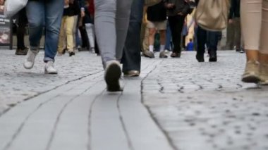Sokakta yürüyen kalabalık insan ayakları