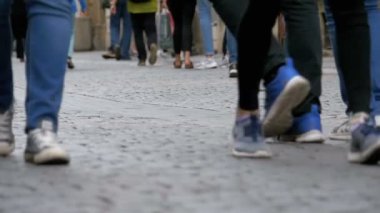 Yavaş hareket sokakta yürüyen kalabalık insan bacaklar