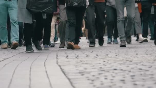 Benen van menigte mensen lopen op straat — Stockvideo