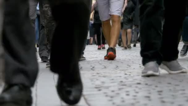 Piernas de multitudes caminando por la calle — Vídeos de Stock