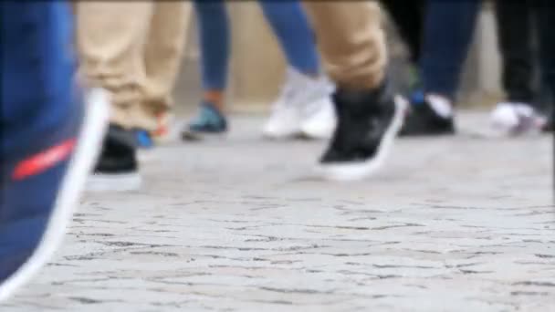 Nohy z davu lidí, kteří jdou na ulici — Stock video