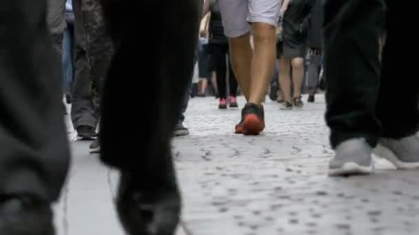 Voeten van menigte mensen lopen op straat — Stockvideo