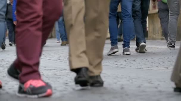 Stopy z tłumu ludzi chodzących na ulicy w zwolnionym tempie — Wideo stockowe