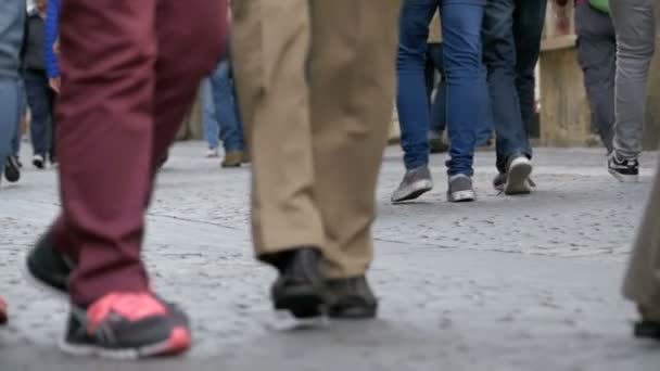 Pés de Multidão Caminhando na Rua em Movimento Lento — Vídeo de Stock