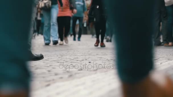 Füße von Menschen, die in Zeitlupe auf der Straße laufen — Stockvideo