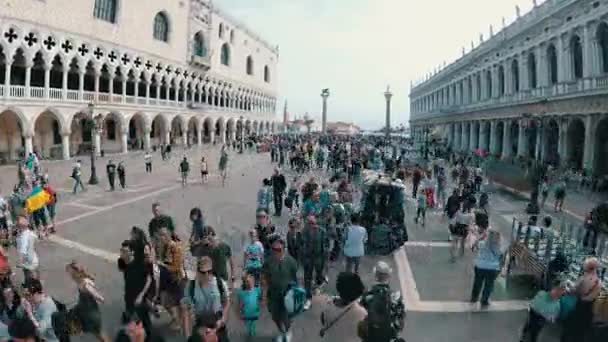 Multitud de personas caminando por la plaza de San Marcos, Venecia, Italia — Vídeos de Stock