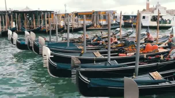 Parkování gondoly v doku na nábřeží Dóžecího paláce. Benátky, Itálie — Stock video