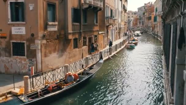 Воду каналу Венеції, Італія. Люди йдуть по вузьких вулицях Венеції — стокове відео