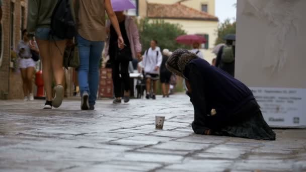 Hemlösa tiggare farmor tiggeri för Alms i gatorna i Venedig, Italien — Stockvideo