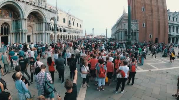 サン ・ マルコ ヴェネツィア、イタリアの広場の上を歩く人の群れ — ストック動画