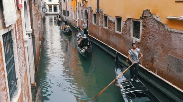 Tourists are swimming on the Gondolas in the Venetian canal, Italy. — Stock Video