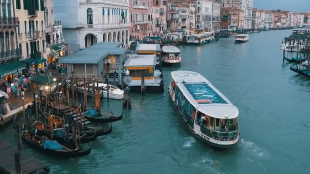 Grand Canal. View from the Rialto Bridge. Venetië Italië. — Stockvideo