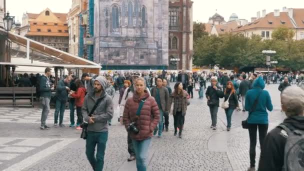 老镇, 凝视新城广场。人们围着广场走。捷克共和国布拉格 — 图库视频影像
