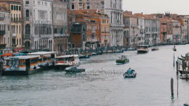 Venedik İtalya Grand Canal ulaşım yolları, Rialto Köprüsü'nden görünümü.