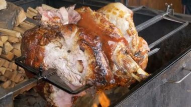 Büyük parça et Kızartma domuz bir açık ateş üzerinde bir ızgarada hazırlanan bacak. Sokak gıda Prag, Çek Cumhuriyeti.