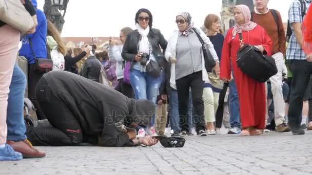 L’homme sans-abri mendiant avec un chapeau sur le trottoir supplie pour aumône des gens qui passent — Video