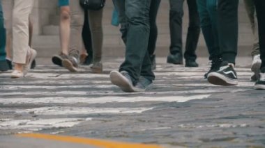 Kalabalık insan yaya geçidi yavaş çekimde yürürken ayakları