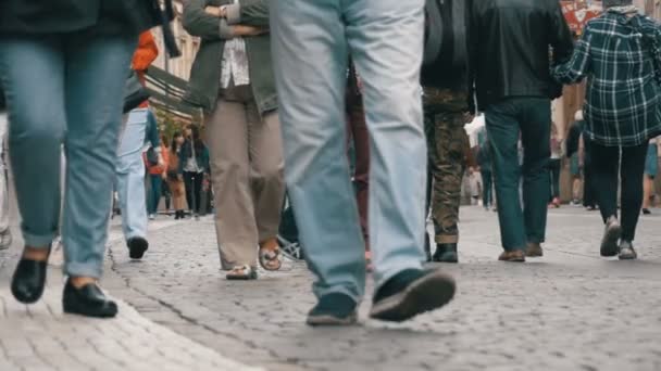 Fötter av skara människor som gick på gatan — Stockvideo