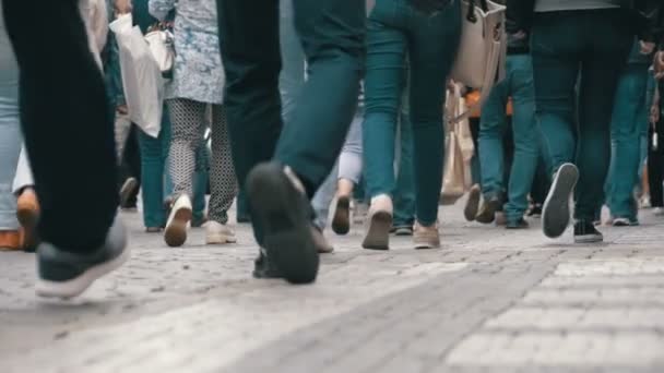 Piernas de multitudes caminando en la calle en cámara lenta — Vídeo de stock