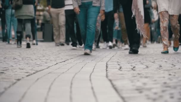 Láb a tömeg az emberek az utcán, a lassú mozgás — Stock videók