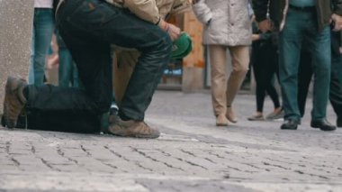 Dilenci sokakta Prag, Çek Cumhuriyeti için sadaka için yalvarıyor. Ağır çekim