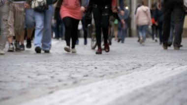 Yavaş hareket sokakta yürüyen kalabalık insan ayakları