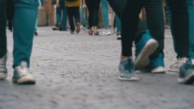 Yavaş hareket sokakta yürüyen kalabalık insan ayakları